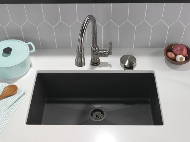 DELTA Broderick Single Handle Pull-Down Kitchen Faucet With Touch2O  Technology — Black Stainless