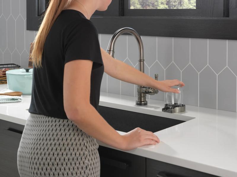 DELTA Broderick Single Handle Pull-Down Kitchen Faucet With Touch2O  Technology — Black Stainless