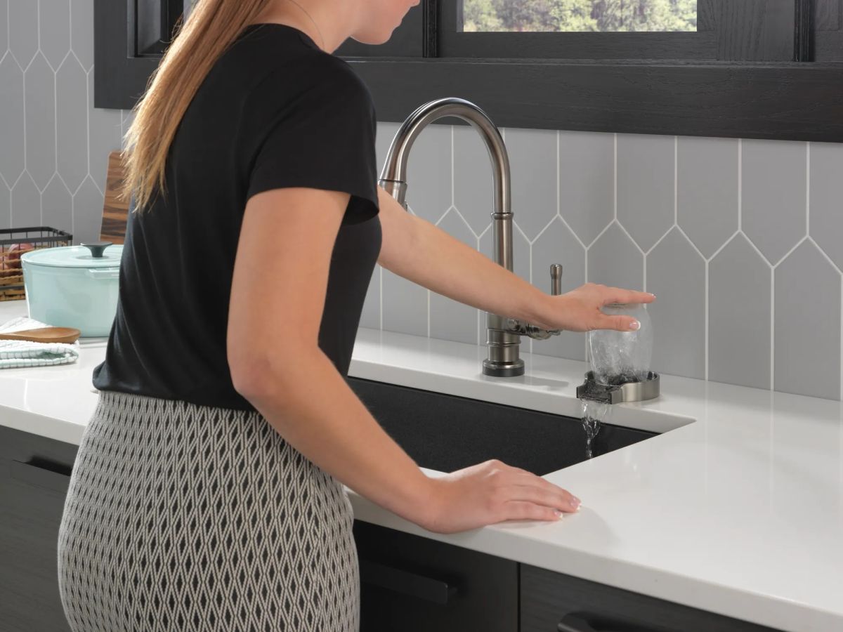 DELTA Broderick Single Handle Pull-Down Kitchen Faucet With Touch2O  Technology — Black Stainless