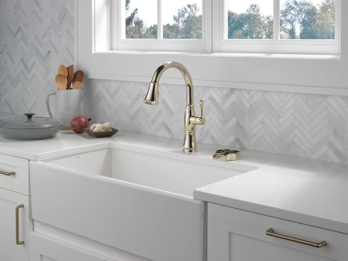 DELTA Cassidy Single Handle Pull-Down Kitchen Faucet — Lumicoat® Polished Nickel