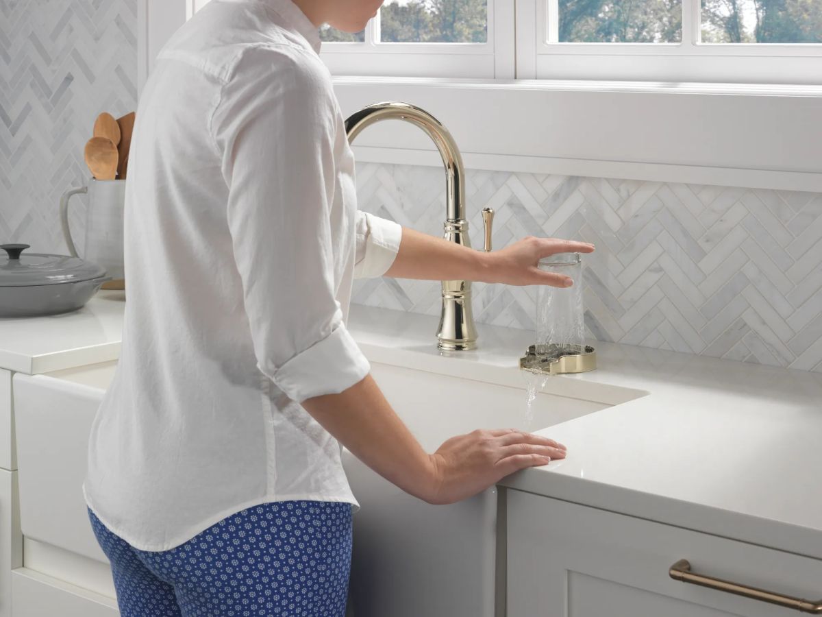 DELTA Cassidy Single Handle Pull-Down Kitchen Faucet — Lumicoat® Polished Nickel
