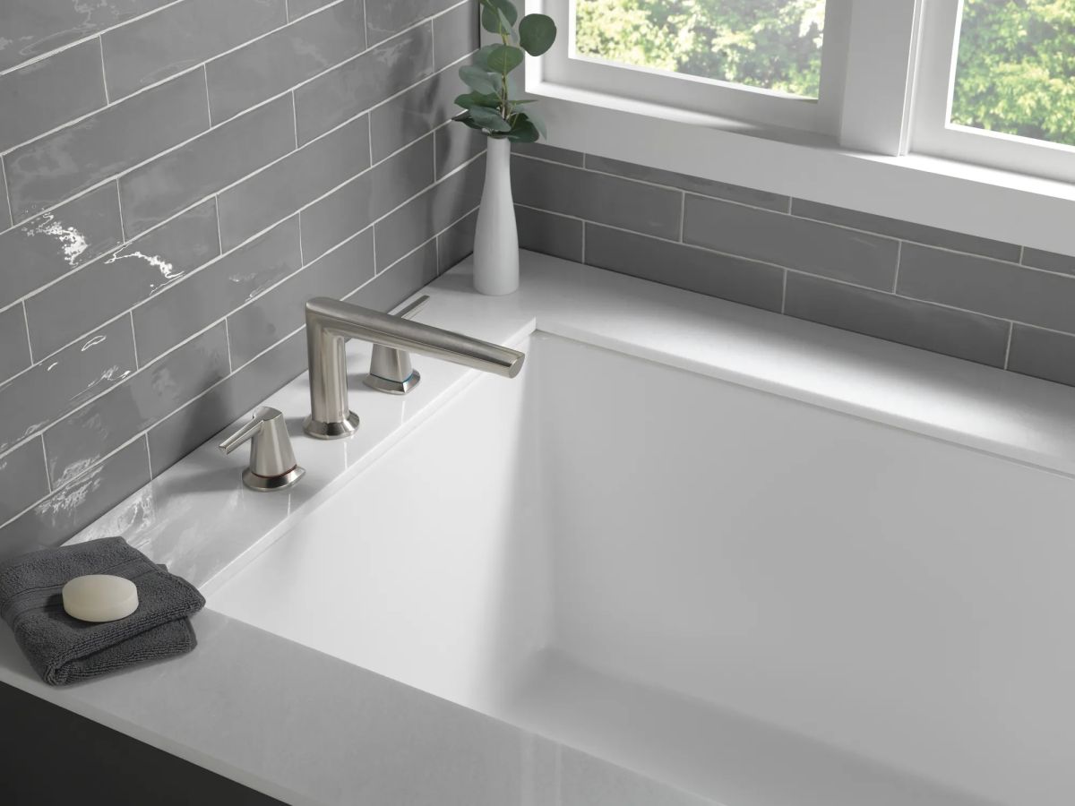 DELTA Galeon 3-Hole Roman Tub Trim — Lumicoat® Stainless