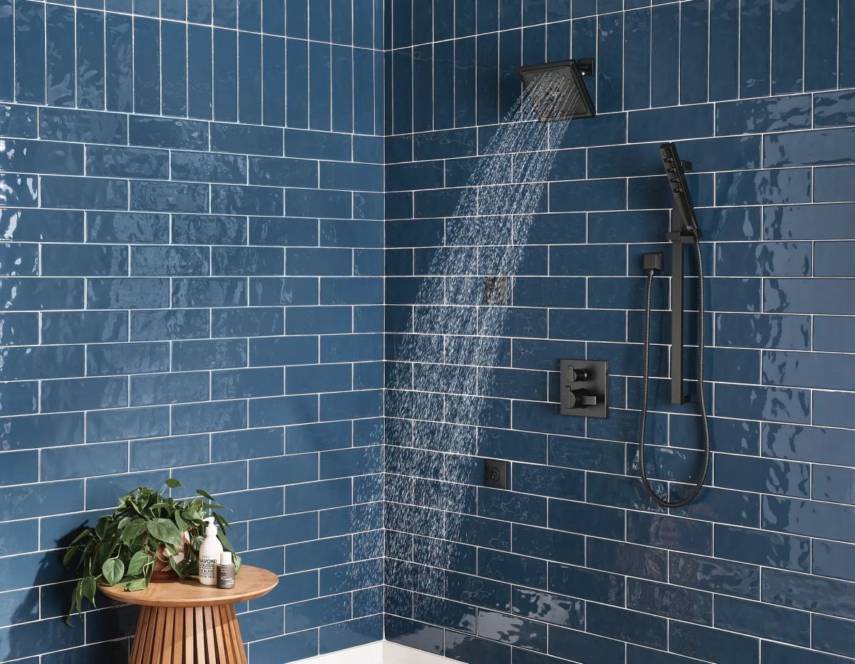 DELTA Universal Showering Components H2OKINETIC Hand Shower 1.75 GPM w/Slide Bar 4S — Matte Black