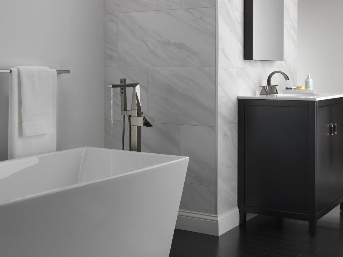 DELTA Trillian 30" Towel Bar — Black Stainless
