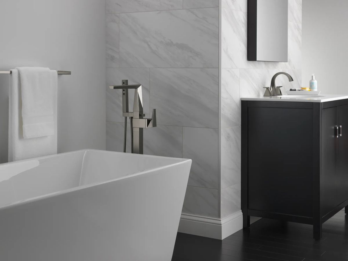 DELTA Trillian 30" Towel Bar — Black Stainless