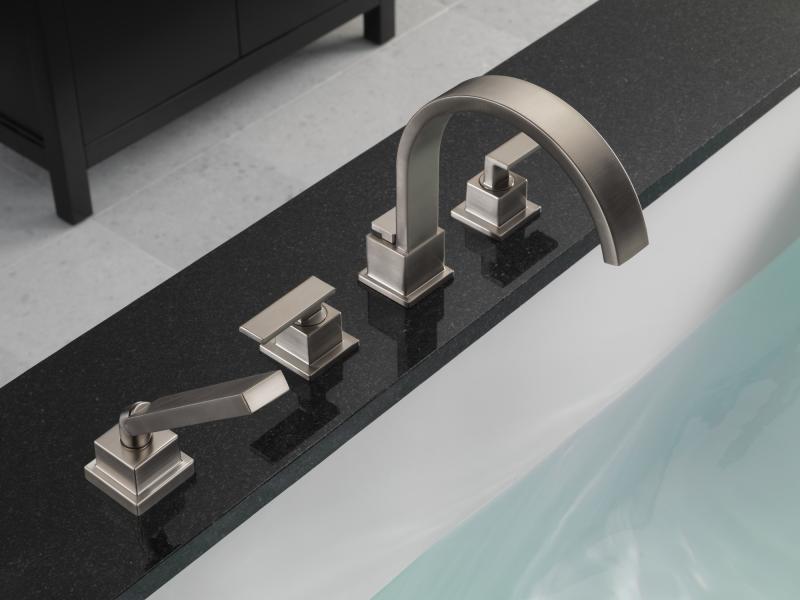 DELTA Vero Roman Tub Trim with Hand Shower — Stainless