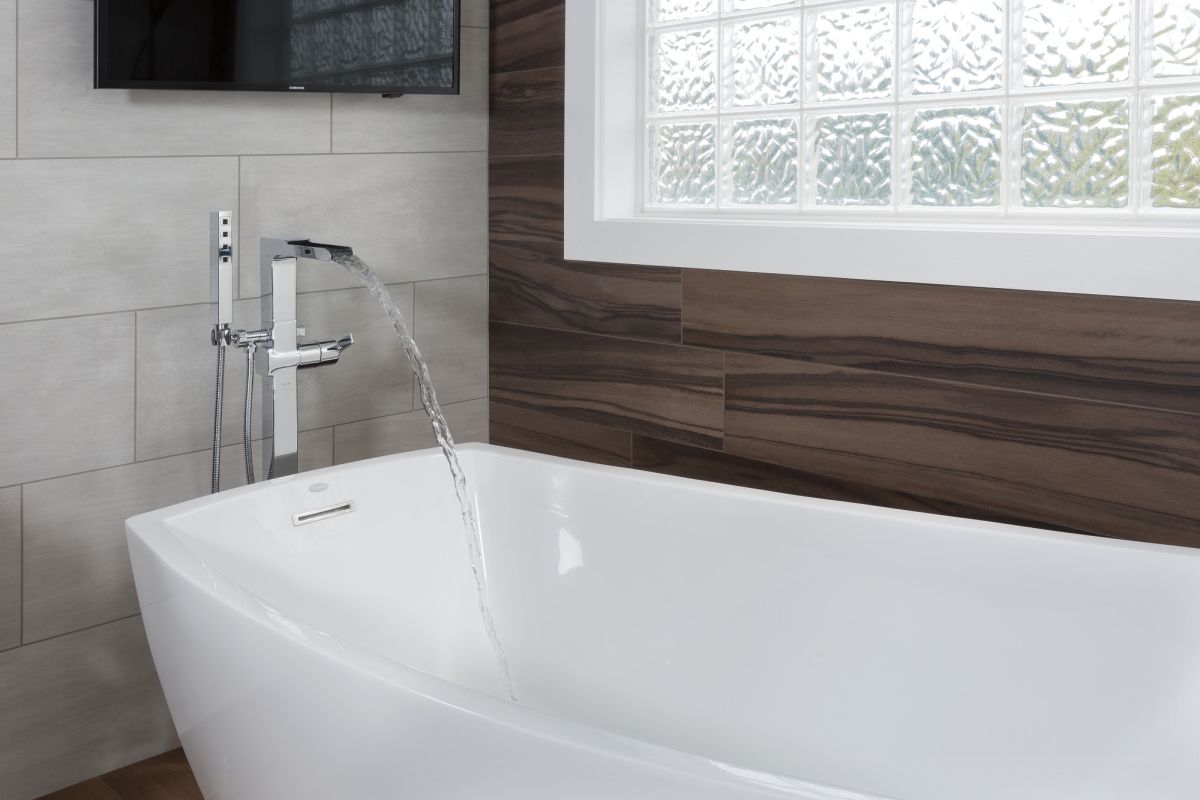 DELTA Ara Single Handle Floor Mount Channel Spout Tub Filler Trim with Hand Shower — Chrome