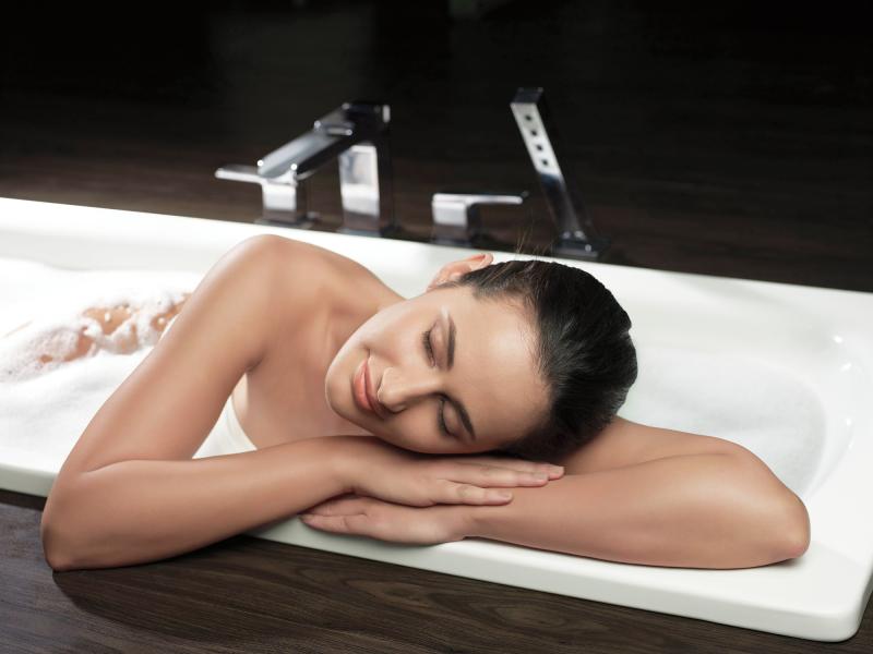 DELTA Ara Channel Roman Tub With Hand Shower Trim — Chrome
