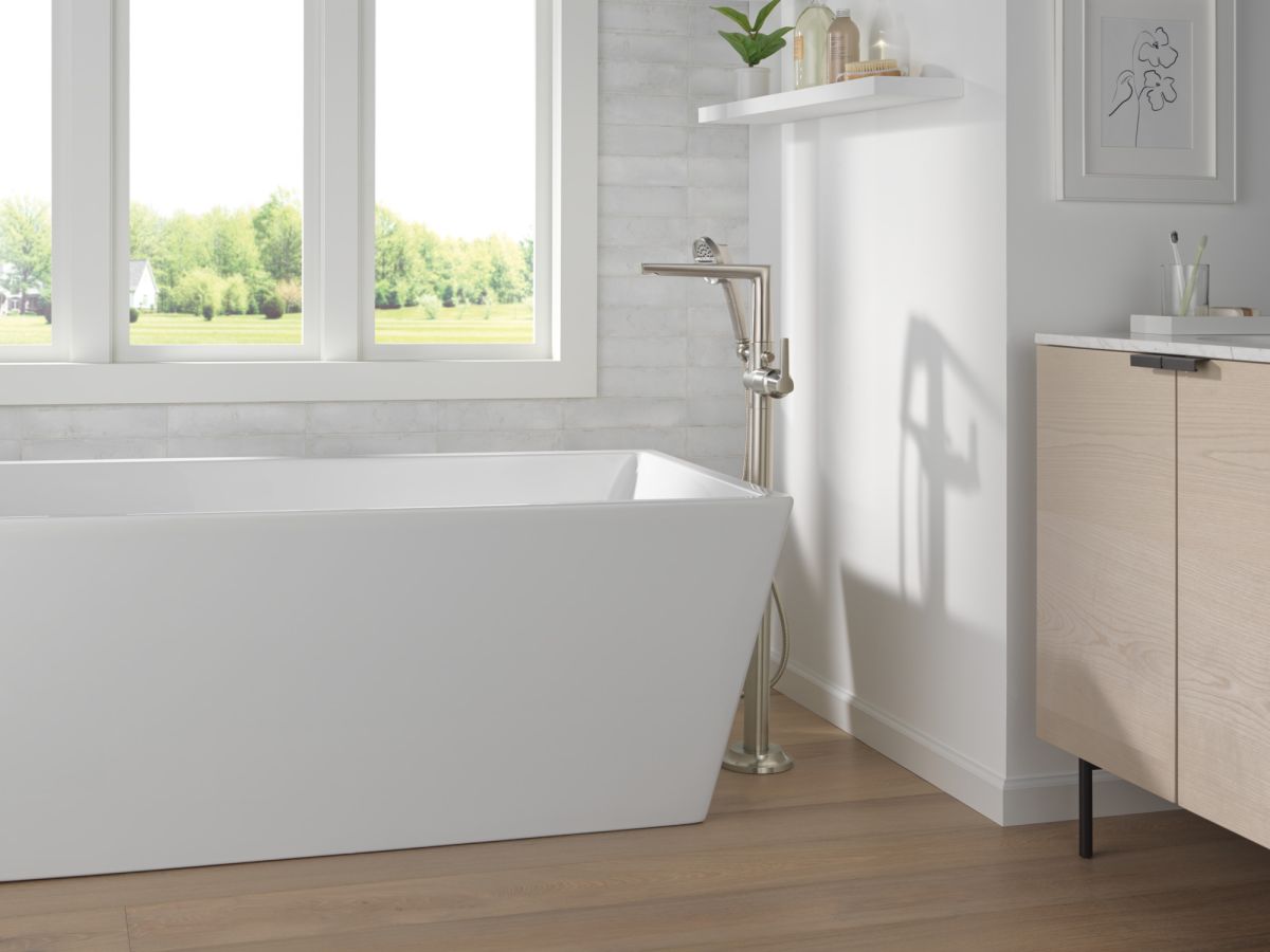 DELTA Galeon Free Standing Tub Filler — Lumicoat® Stainless
