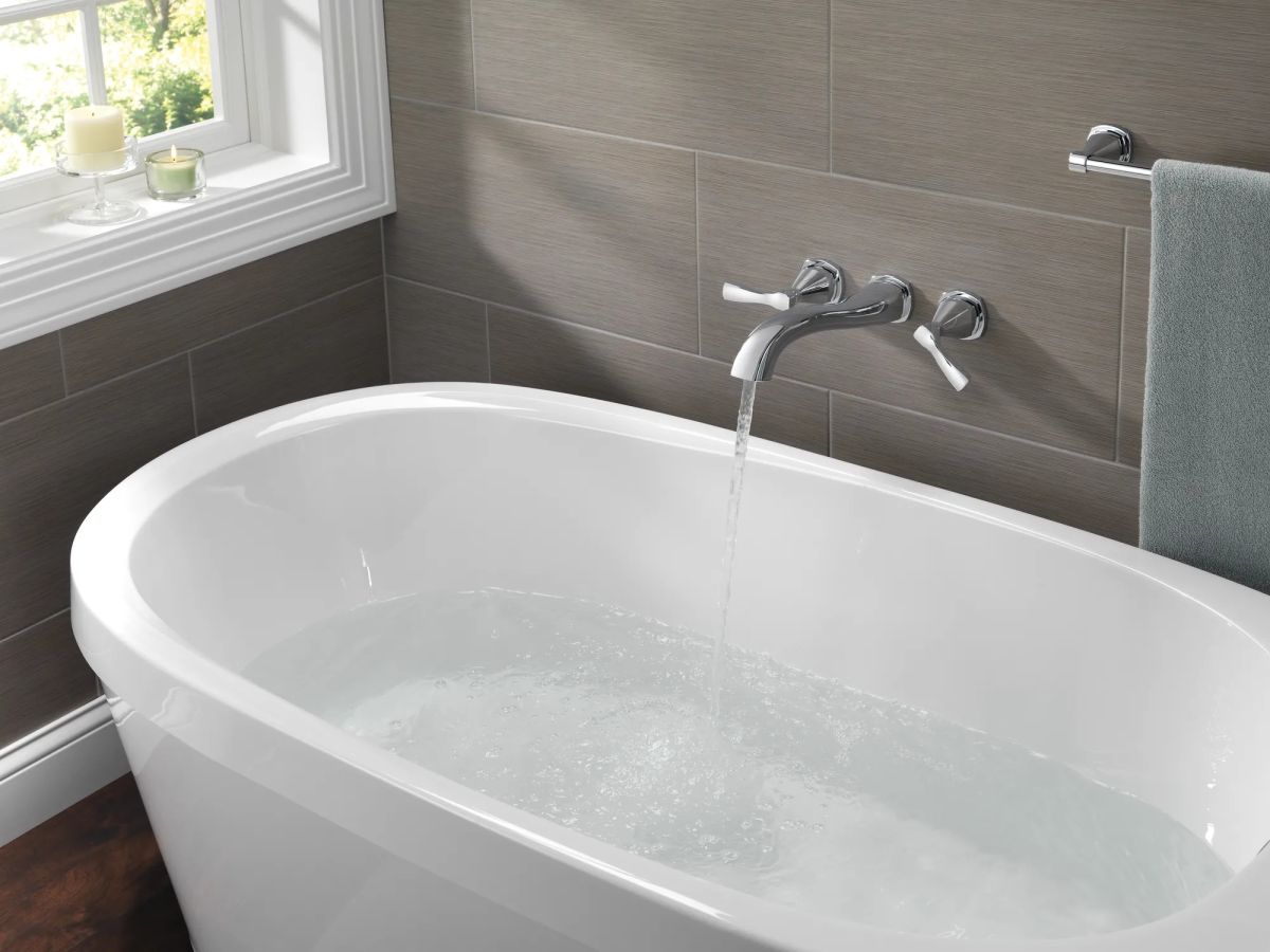 DELTA Stryke 24" Towel Bar — Chrome